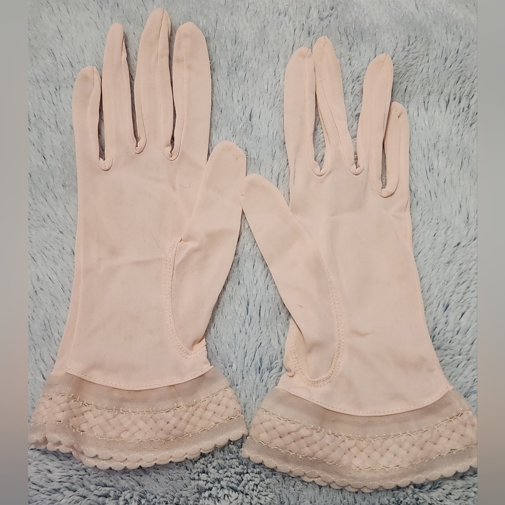 Vintage Ladies Small Dainty Lightweight Pastel Pink Gloves with Lace Wrist